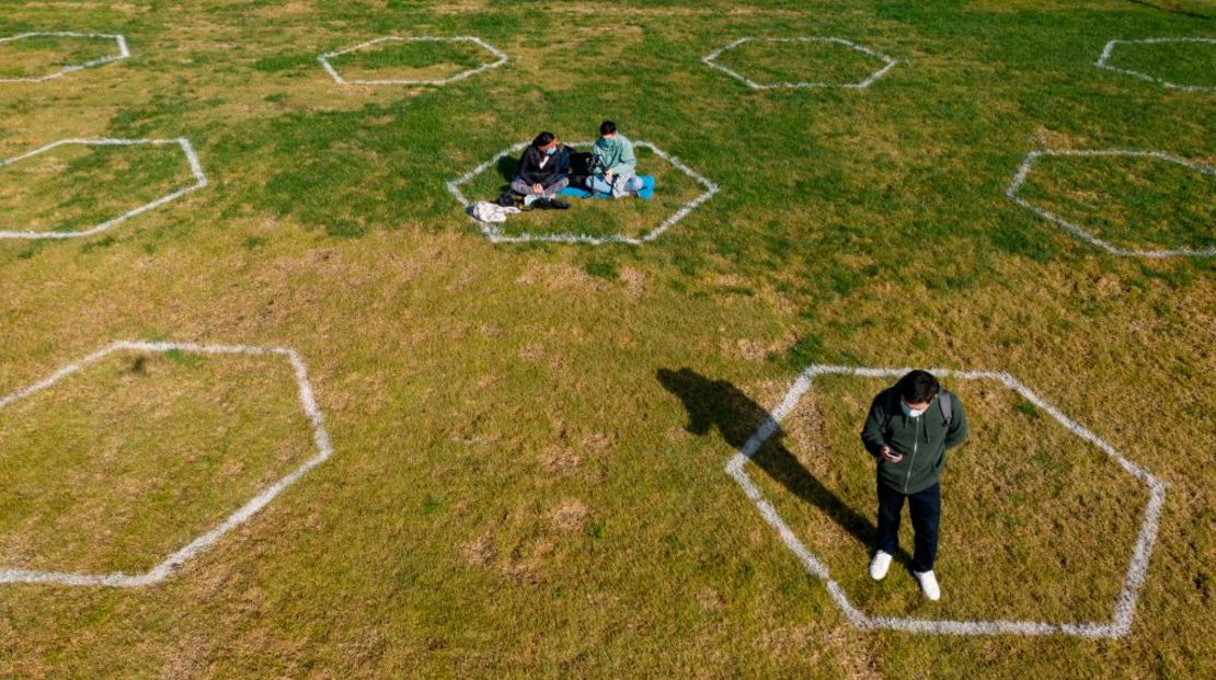 Hexágonos de distanciamiento social en el parque Araucano en Santiago de Chile.