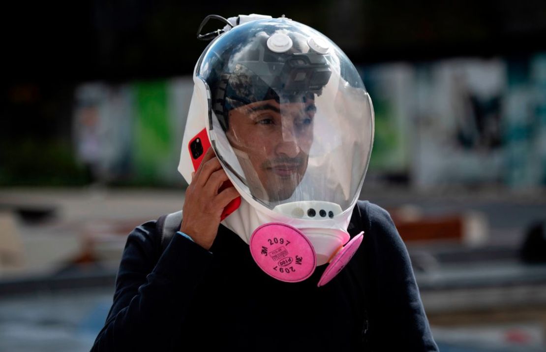 El diseñador industrial Ricardo Conde usa una máscara de ventilación diseñada por él, un médico y dos ingenieros aeronáuticos en Bogotá.