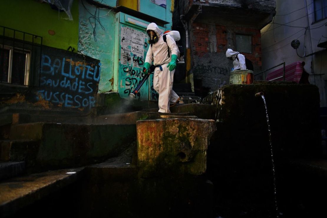 Un voluntario desinfecta el área en la favela Santa Marta, en Río de Janeiro.