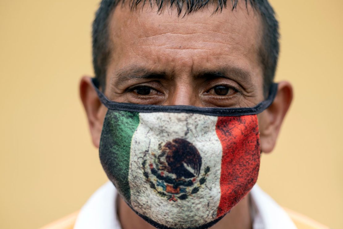 Javier, un trabajador callejero, posa para un retrato en Playas de Tijuana, en el estado de Baja California.