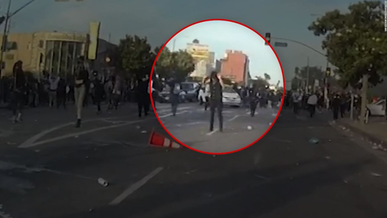 CNNE 869692 - tenia las manos en alto cuando le disparo la policia, segun video