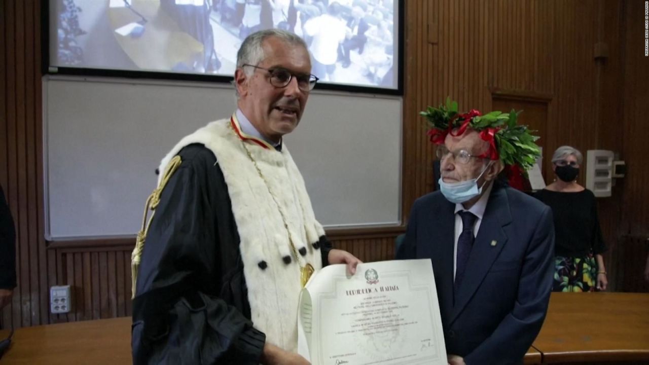 CNNE 869769 - a los 96 anos se graduo de la universidad