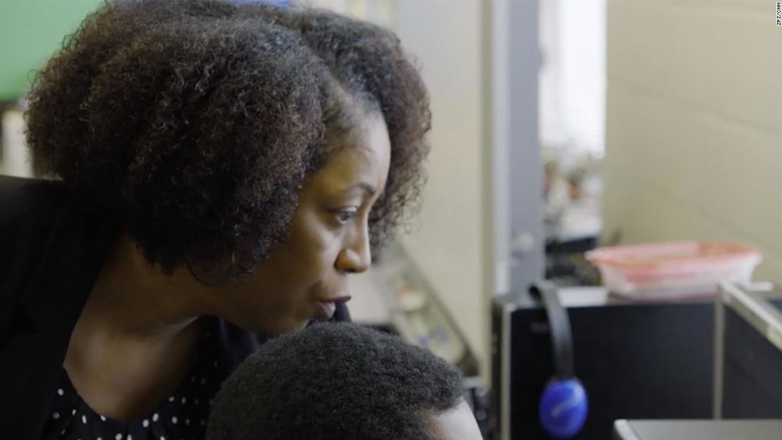 Monique Davis enseña a un niño durante una clase en 2019 en Cleveland, Ohio.