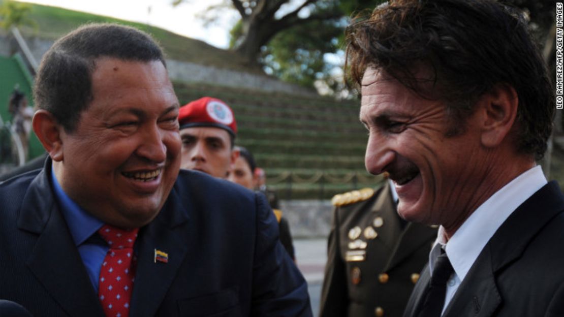 El difunto presidente Hugo Chávez se ríe mientras platica con el actor Sean Penn durante una visita en 2012.