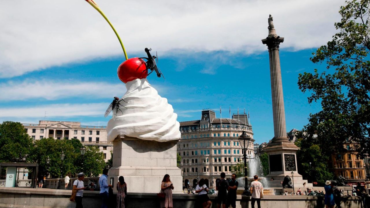 CNNE 870204 - escultura de un postre gigante en el centro de londres