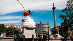 CNNE 870204 - escultura de un postre gigante en el centro de londres