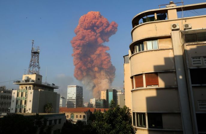 Una nube de humo rojo se cierne sobre Beirut tras la explosión que sacudió la ciudad.