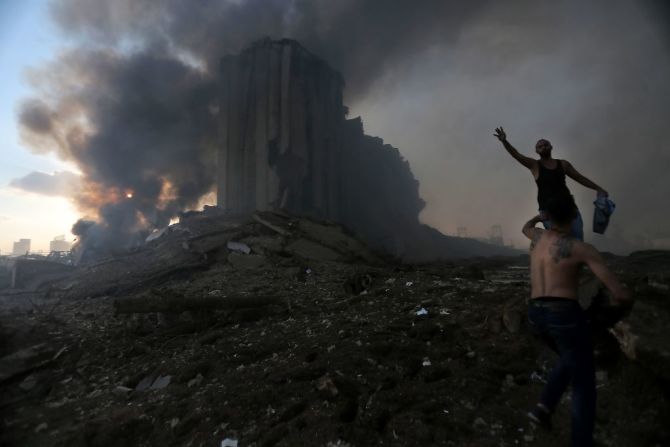 Las explosiones en Beirut hirieron a decenas de personas, afectaron edificios y mandaron altas columnas de humo al cielo.