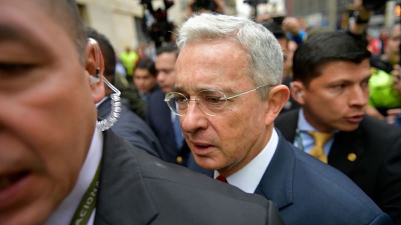 Corte suprema de colombia impone detención domiciliaria a expresidente álvaro uribe | cnn