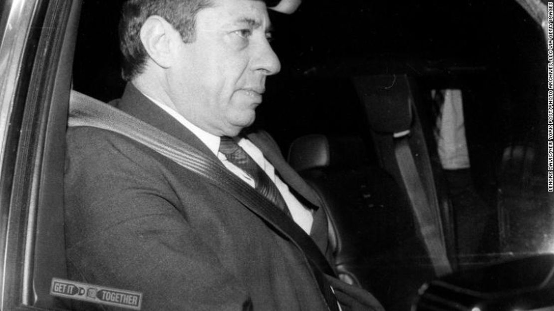 El entonces gobernador de Nueva York, Mario Cuomo, usa un cinturón de seguridad en 1985, un año después de que el estado los exigiera para los conductores.