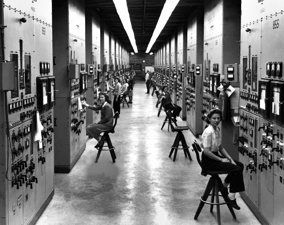 En 1942, Estados Unidos aprobó el clasificado Proyecto Manhattan para construir un reactor nuclear y ensamblar una bomba atómica. Aquí, los operadores de calutron trabajan en Oak Ridge, Tennessee, en 1944. Se utilizaron calutrones para refinar el mineral de uranio en material fisionable. Mira más imágenes sobre la primera bomba atómica de la historia en esta galería. (Galerie Bilderwelt / Hulton Archive / Getty Images