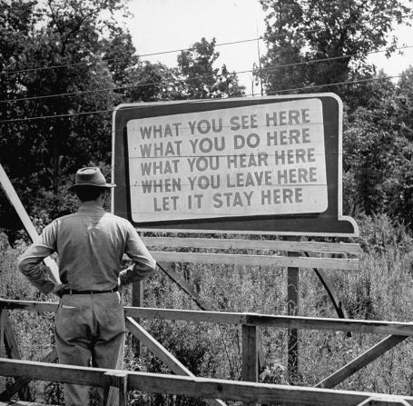 Una valla publicitaria en Oak Ridge recuerda a los trabajadores la naturaleza de alto secreto de la instalación.