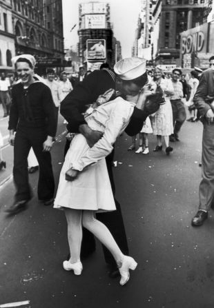 Un jubiloso marinero estadounidense besa a una enfermera en Times Square de Nueva York mientras celebra la noticia de la rendición de Japón.