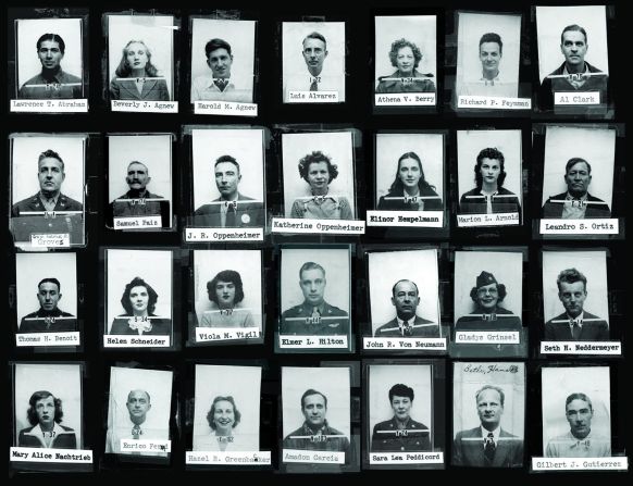 Algunas de las personas que trabajaron en el Proyecto Manhattan en el Laboratorio Nacional de Los Alamos en Nuevo México. El coronel del ejército estadounidense Leslie R. Groves, segunda fila a la izquierda, fue designado para dirigir el proyecto.