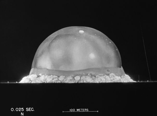 Estados Unidos detonó la primera bomba atómica del mundo en un sitio de prueba en Nuevo México el 16 de julio de 1945. Trinity era el nombre en clave de la bomba de prueba, que fue detonada en el desierto de Jornada del Muerto.