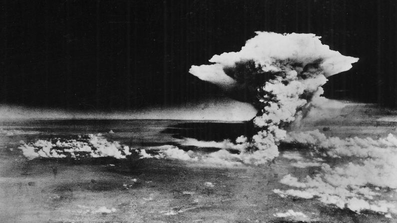 Una nube de hongo ondea sobre Hiroshima aproximadamente una hora después de la detonación Al menos 70.000 personas murieron en la explosión inicial, mientras que aproximadamente 70.000 más murieron por exposición a la radiación.