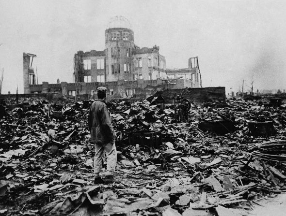 Un hombre camina a través de la destrucción en Hiroshima.