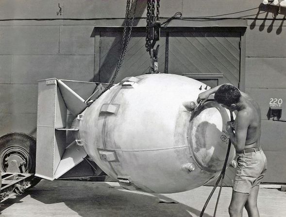 Un trabajador se encuentra al lado de una bomba atómica, de nombre en clave "Fat Man" ("Hombre gordo"), horas antes de que se arrojara en Nagasaki, Japón, el 9 de agosto de 1945. La bomba de Hiroshima fue apodada "Little Boy" ("Niño pequeño").