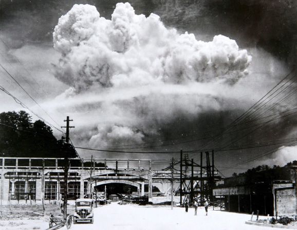 Según el Museo de la Bomba Atómica de Nagasaki, el fotógrafo Hiromichi Matsuda tomó esto 15 minutos después y a 1,6 kilómetros del ataque a Nagasaki.