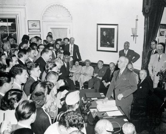 El presidente estadounidense Harry Truman anuncia la rendición de Japón a los medios reunidos en la Casa Blanca.