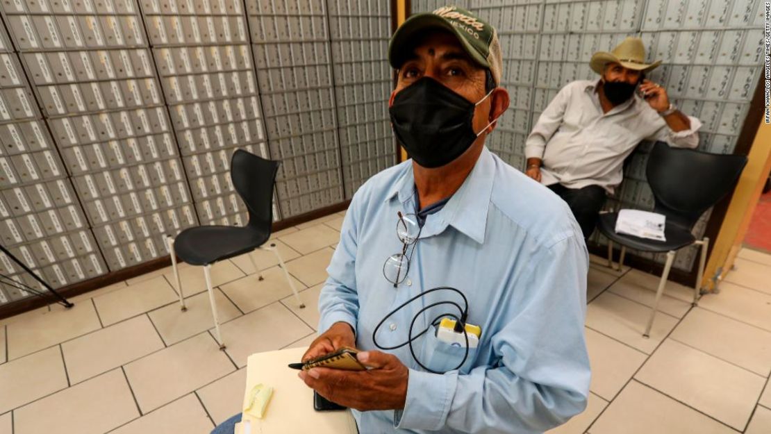 Fernando Fausto, de 59 años, residente de Mexicali, en una agencia de servicio privado para llenar un formulario de desempleo, en Calexico, California.