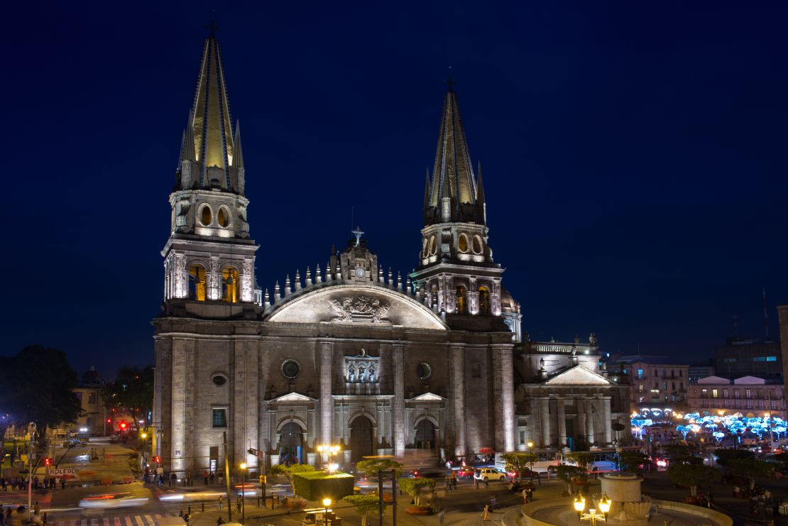 La primera piedra de la actual Catedral se puso en 1561 y es el emblema de la ciudad gracias a sus dos torres. Vale la pena entrar y admirar y disfrutar las tres naves. Destaca su órgano monumental, los pilares y las bóvedas que semejan en su conjunto palmeras. (Foto cortesía Oficina de Visitantes y Convenciones de Guadalajara).