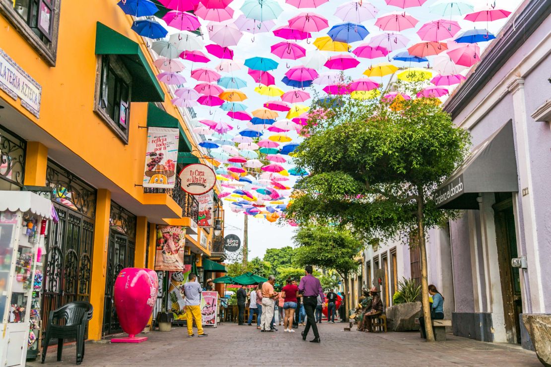 Caminar por las calles de Tlaquepaque es sinónimo de descubrir un sin fin de sitios coloridos para los visitantes (Foto cortesía Oficina de Visitantes y Convenciones de Guadalajara).