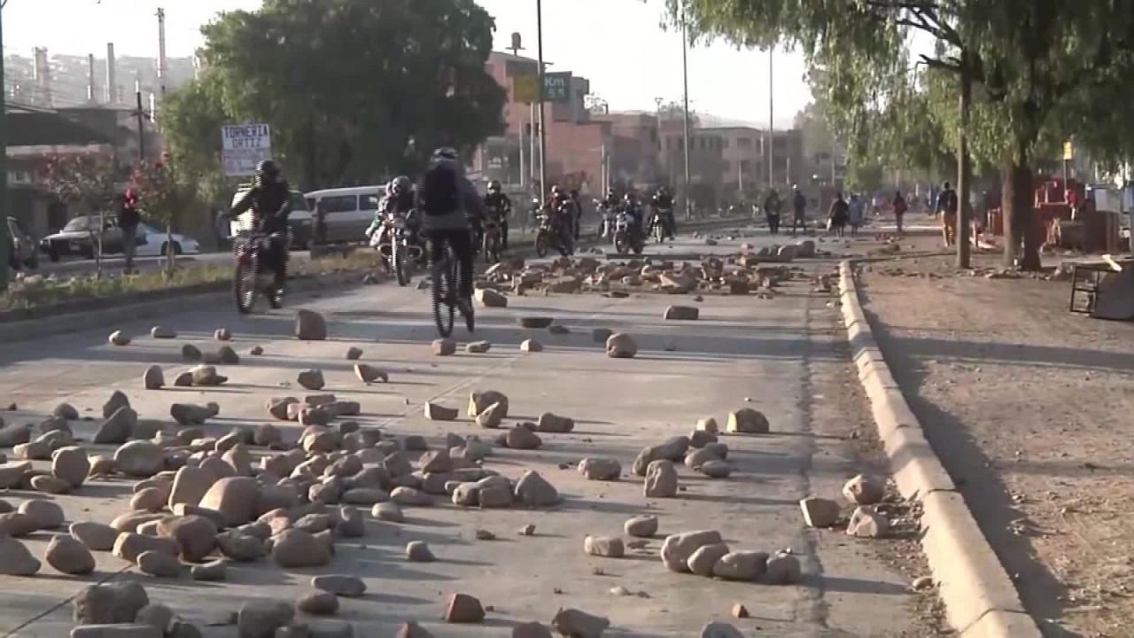 CNNE 871668 - bloquean carreteras en bolivia en plena pandemia