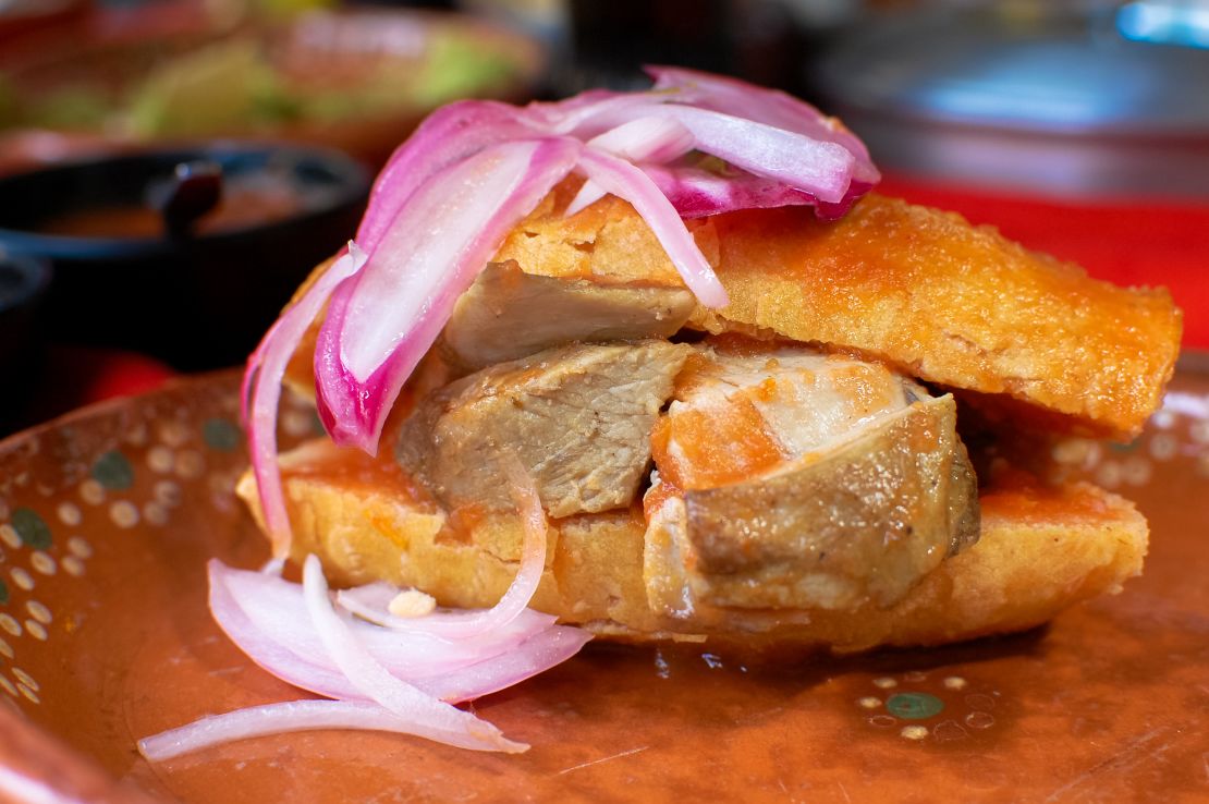 "La torta ahogada" está hecha con un pan tipo baguette de nombre Birote y con carnitas de cerdo y bañada con salsa muy picante. (Foto cortesía Oficina de Visitantes y Convenciones de Guadalajara).