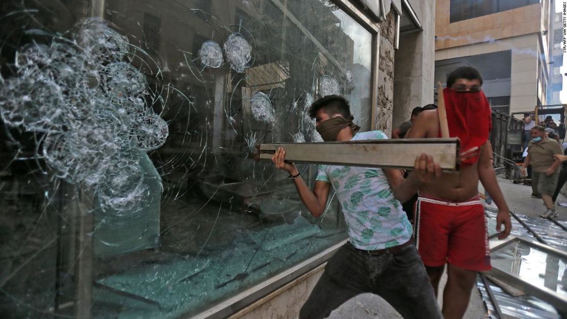 Un manifestante libanés rompe una vitrina durante los enfrentamientos con las fuerzas de seguridad en Beirut.