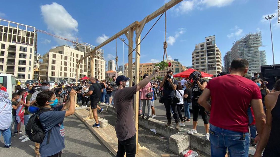 Las efigies de los principales políticos se colocaron en una horca simulada que se ha convertido en un símbolo clave de las manifestaciones.