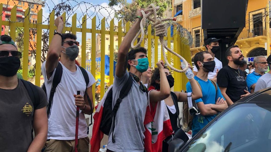 Algunas personas acudieron a las protestas del "día del juicio" con sogas.