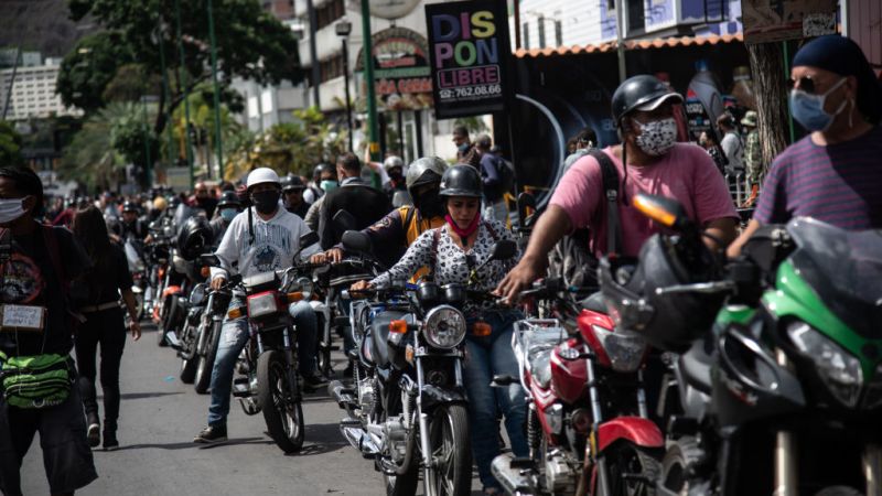 Se repite la escena: largas filas por escasez de combustible en venezuela | cnn