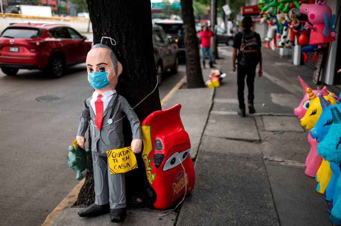 Una piñata del subsecretario de Salud Hugo López-Gatell a la venta en Ciudad de México.