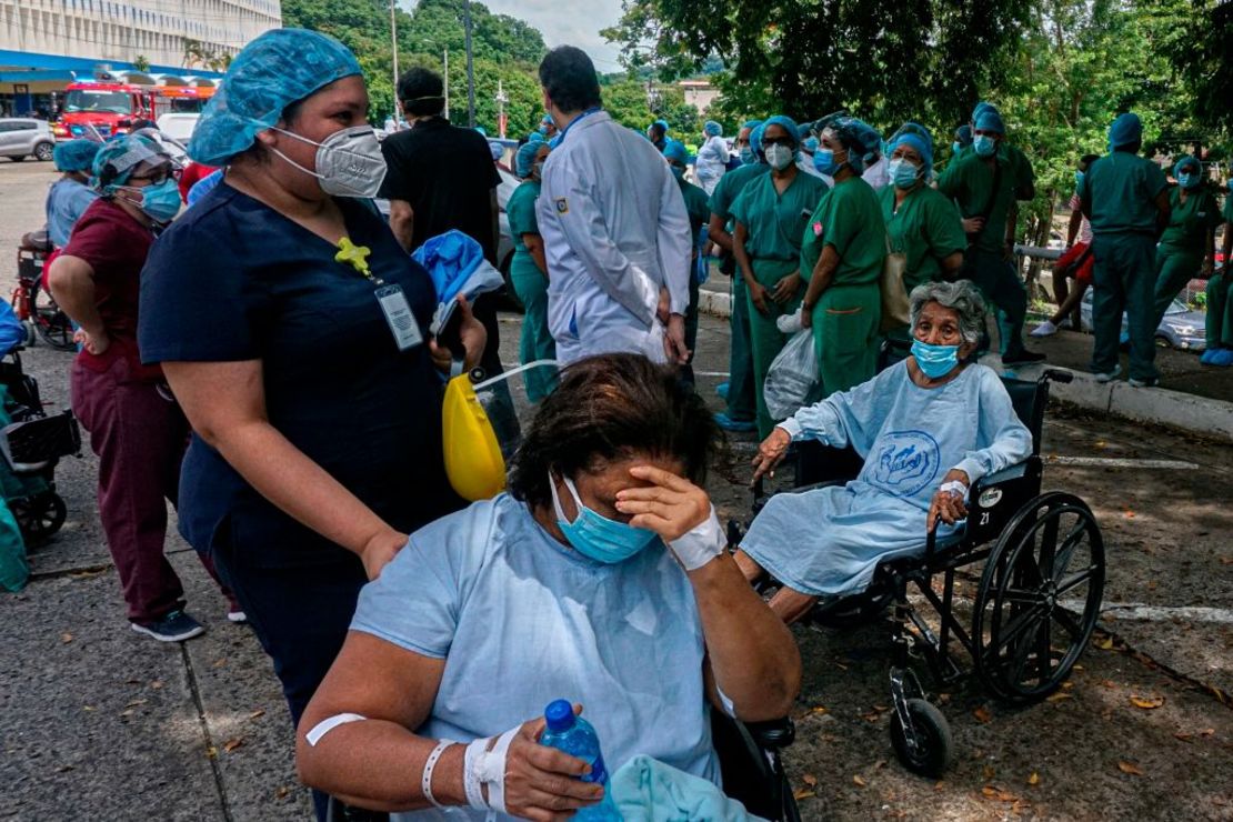 Pacientes del Hospital Doctor Arnulfo Arias Madrid en Ciudad de Panamá son evacuados a causa de una filtración de gas.