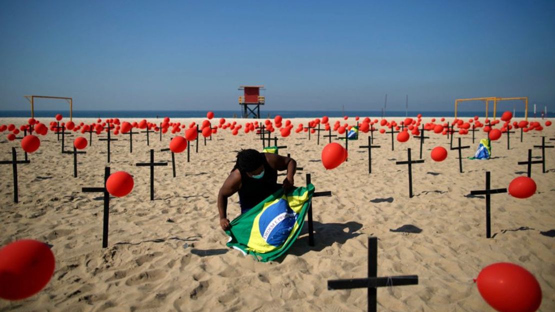 Tributo a las víctimas del covid-19 en Copacabana en Río de Janeiro.