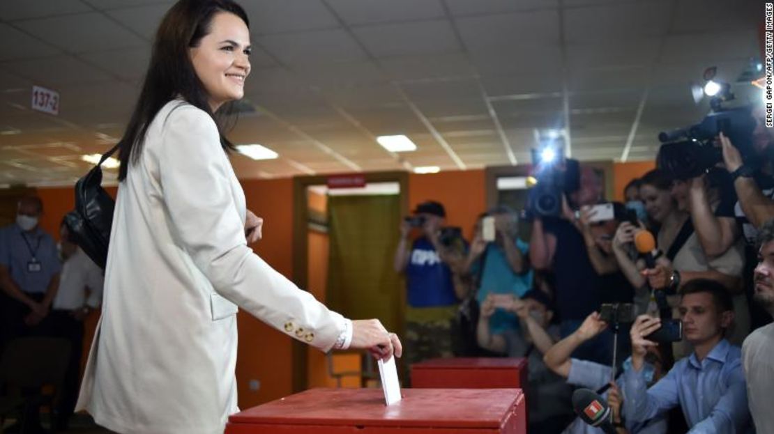 La opositoria y excandidata presidencial Svetlana Tikhanovskaya emite su voto durante las elecciones presidenciales en Minsk el 9 de agosto de 2020. Luego se exilió en Lituania.