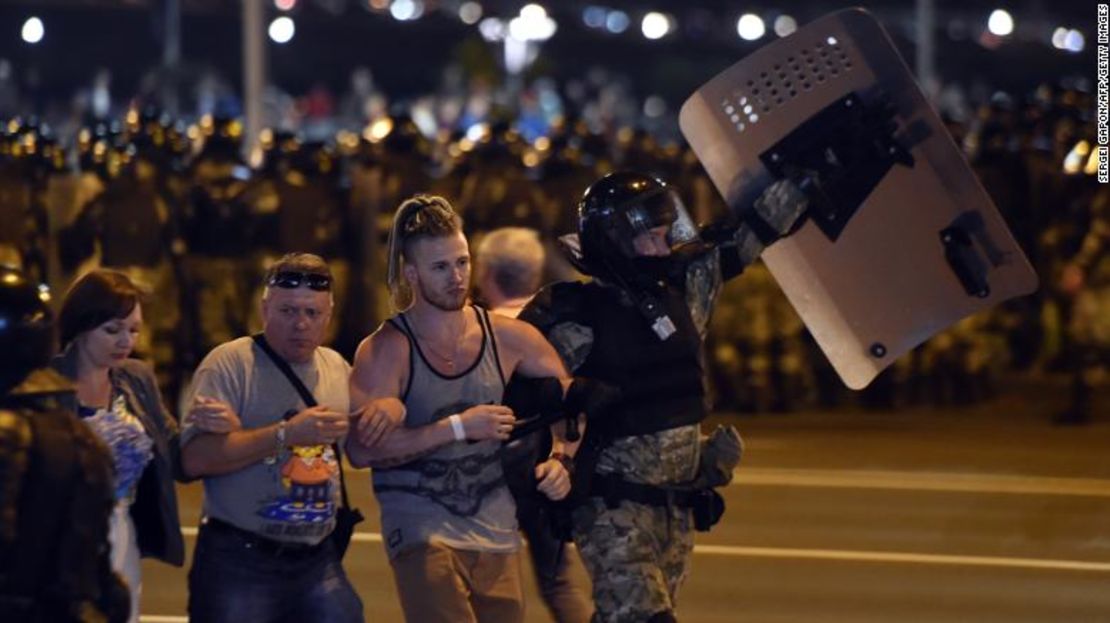 La policía antidisturbios detiene a un grupo de manifestantes durante una protesta después del cierre de las urnas en las elecciones presidenciales de Bielorrusia, en Minsk, el 9 de agosto de 2020.