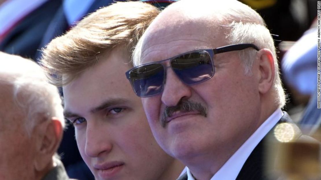 El presidente de Bielorrusia, Alexander Lukashenko, con su hijo Nikolai en Moscú.