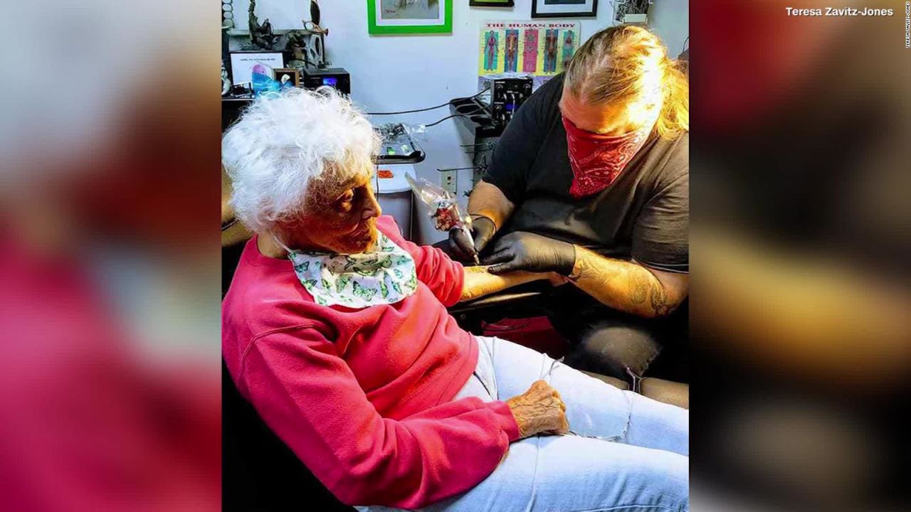 CNNE 872640 - mujer de 103 anos se tatua por primera vez