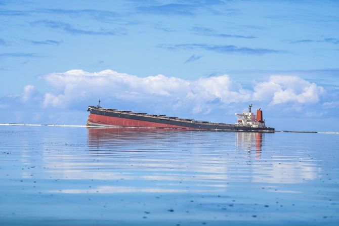 El barco MV Wakashio encalló a fines de julio en Pointe d'Esny, en la costa oriental de la nación isleña, según informes de los medios locales y activistas ambientales. La ubicación está cerca de la reserva del Parque Marino Blue Bay y de varias playas turísticas.