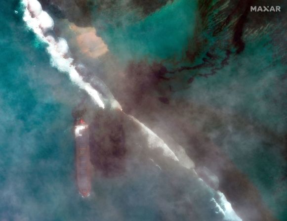 Esta imagen satelital muestra la fuga y el barco, el 7 de agosto.