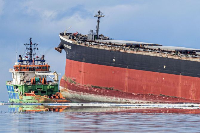 Vista de los trabajadores del barco petrolero que naufragó en Isla Mauricio, el 7 de agosto.