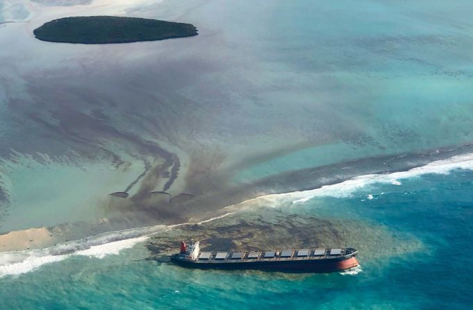 El barco hundido y el petróleo derramado vistos desde el aire, el 7 de agosto de 2020.