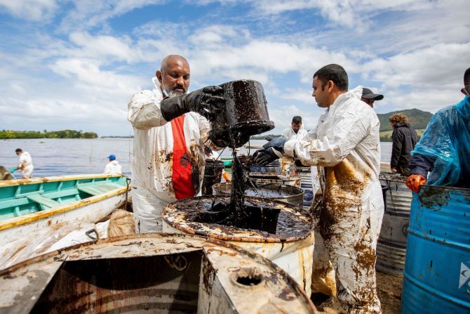 La isla de Mauricio se enfrenta a una emergencia ambiental luego de que un barco que naufragó derramara toneladas de diesel y petróleo al Océano Índico. En esta foto, voluntarios locales limpian el petróleo que llega a la playa, el 9 de agosto.