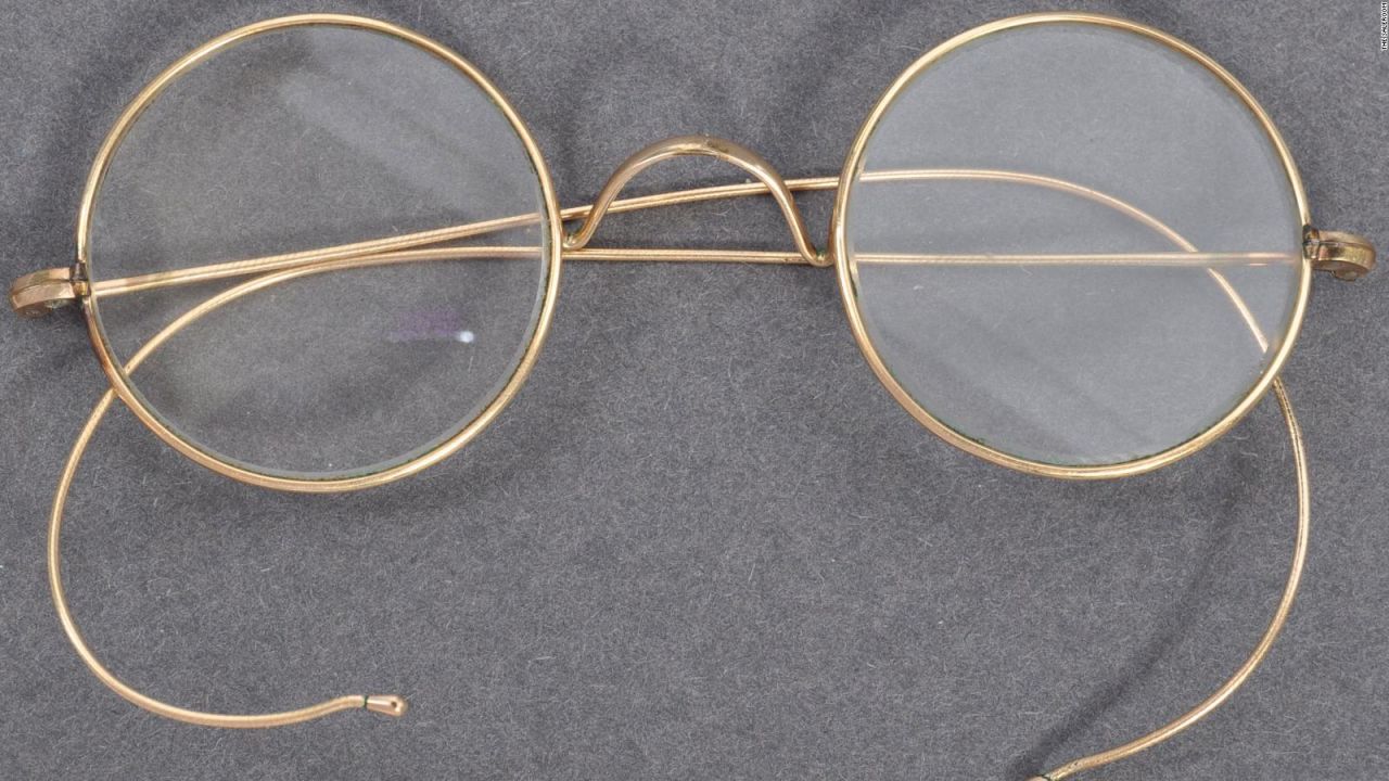 CNNE 872778 - subastador halla gafas que serian de gandhi