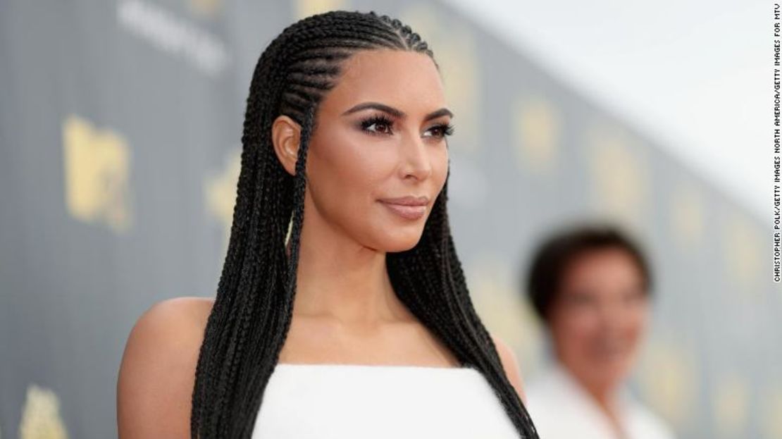 La celebridad de televisión Kim Kardashian asiste a los premios MTV Movie and TV Awards 2018, en Barker Hangar, el 16 de junio de 2018 en Santa Mónica, California.