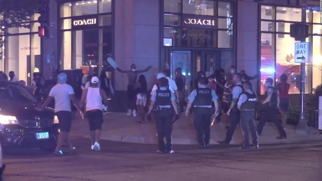 CNNE 872887 - 13 policias heridos y mas de 100 detenidos tras violento fin de semana en chicago