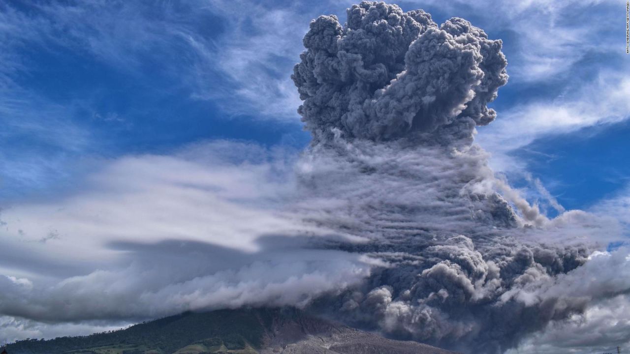 CNNE 873383 - una erupcion volcanica en indonesia alerta a la poblacion