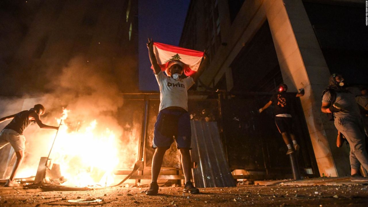 CNNE 873743 - manifestantes y fuerzas de seguridad se enfrentan en beirut